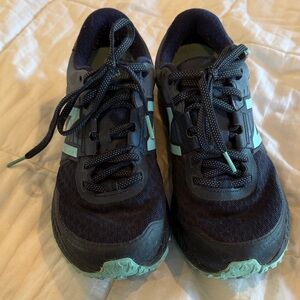 New Balance Navy and Mint 910 v4 Goretex  shoes